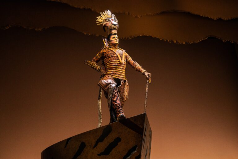 S7-Peter-Hargrave-as-Scar.-The-Lion-King-North-American-Tour-C2A9Disney.-Photo-by-Matthew-Murphy