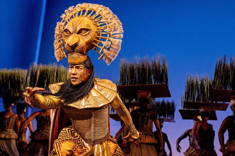S9DarnellAbrahamasMufasa.TheLionKing.Disney.PhotobyMatthewMurphy